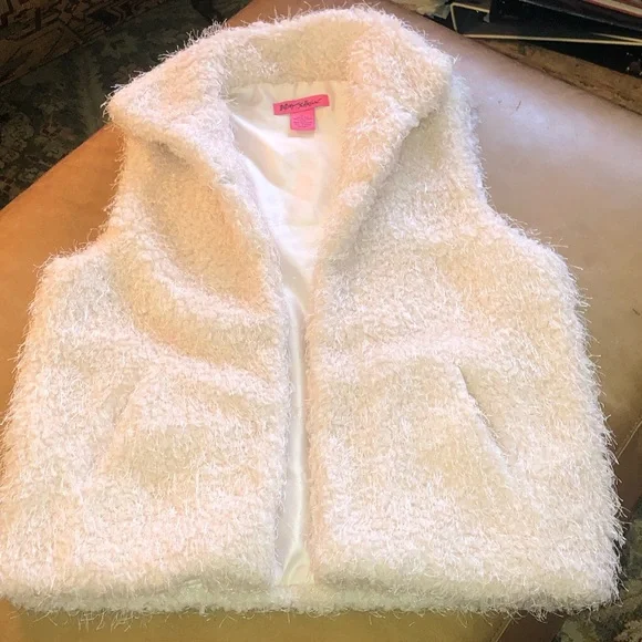 Betsey Johnson Faux Fur Off White Vest .Front Hook Eye Close and Pockets. Size M - Picture 8 of 13